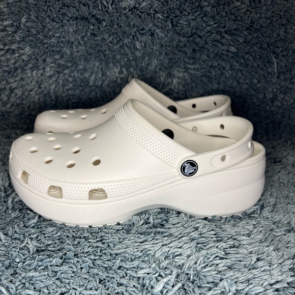 White Crocs Classic Platform - Picture 4 of 9